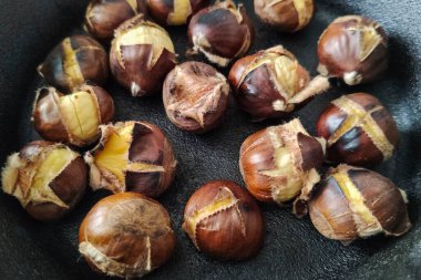 Kavrulmuş kestane rendelenmiş bir tavada