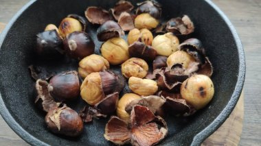 Kavrulmuş kestane rendelenmiş bir tavada