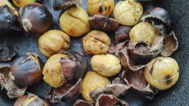 Kavrulmuş kestane rendelenmiş bir tavada