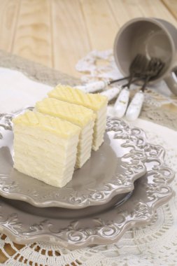 Çikolatalı, cevizli ve bisküvili küçük kekler.