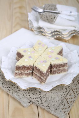 Masanın üzerinde çeşitli ev yapımı fırınlar var. Pasta, pasta, tatlı ve lezzetli..