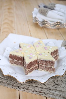 Masanın üzerinde çeşitli ev yapımı fırınlar var. Pasta, pasta, tatlı ve lezzetli..