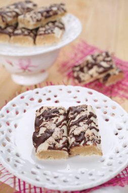 Bisküvi, çikolata ve kremalı kekler.