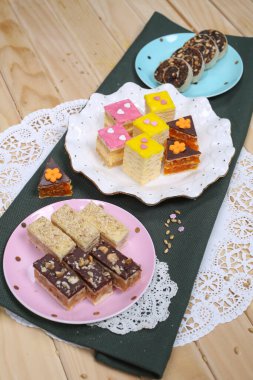 Bir sürü farklı aromalı mini renkli minik kekler.