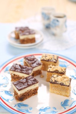 Bisküvi, çikolata ve kremalı kekler.