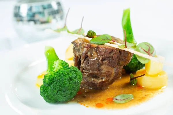 Patates, brokoli ve baharatlı kızarmış et.