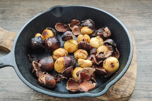 Kavrulmuş kestane rendelenmiş bir tavada