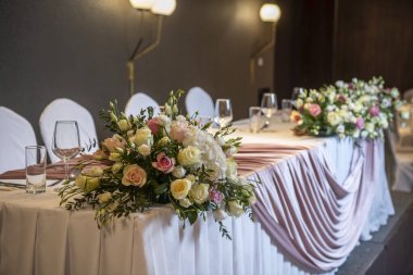 Çiçekli bir düğün için güzel bir süs.