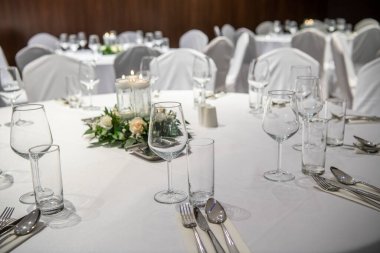 Çiçekli bir düğün için güzel bir süs.