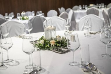 Çiçekli bir düğün için güzel bir süs.