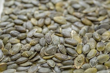 Beyaz arkaplanda balkabağı ya da ayçekirdeği