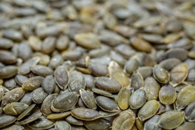 Beyaz arkaplanda balkabağı ya da ayçekirdeği