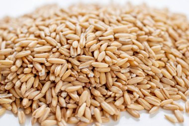 Beyaz arkaplanda buğday taneleri