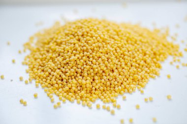 Tüm Millet İnci Taneleri Beyaz bir arka planda izole edildi