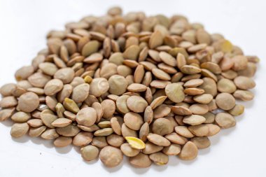 Kahverengi mercimek. Yığında mercimek gevreği