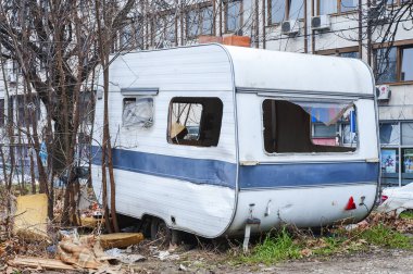 Şehirde ihmal edilmiş kamp karavanı var.