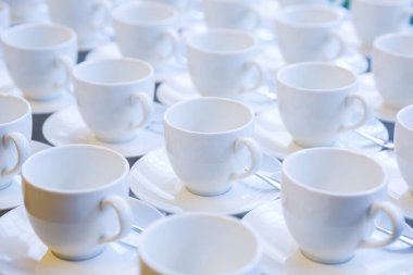 Kahve ve çay fincanları restoranda bir masada görülür.