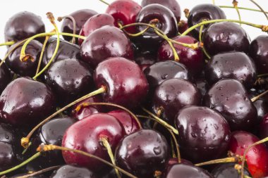 Olgun kırmızı kirazlar beyaz arkaplanda izole edilmiş