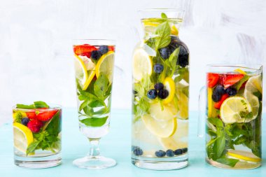 Organik narenciye, fesleğen, çilek ve yabanmersininden yapılmış taze erimiş su.