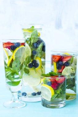 Organik narenciye, fesleğen, çilek ve yabanmersininden yapılmış taze erimiş su.