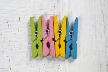 Renkli çamaşır iğnesi vektör illüstrasyonunu beyaz arkaplanda izole etti