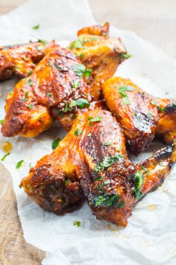 Tavuk bufalo kanatları tabakta