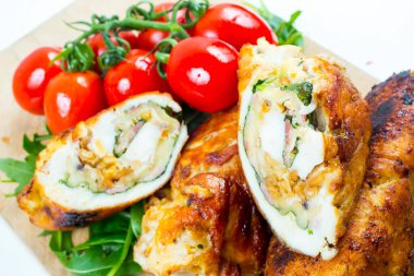 Kızarmış tavuk. Sebzeli tavuk filetosu. 