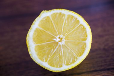 Ahşap zemin üzerine limon dilimi