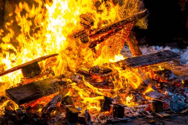 Şöminede yakılan odun ve kömür