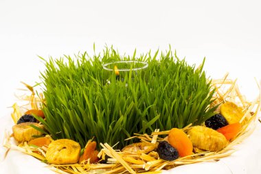 Lamba için Noel buğdayı. Noel süsü. Şekerli meyve. Fındık ve ceviz.