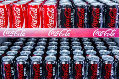 Belgrad, Sırbistan - 28 Ekim 2015: Coca-Cola ve Coca-Cola Zero buzdolabında. Coca-Cola Company Sırbistan 'ın en popüler pazar lideri