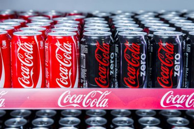 Belgrad, Sırbistan - 28 Ekim 2015: Coca-Cola ve Coca-Cola Zero buzdolabında. Coca-Cola Company Sırbistan 'ın en popüler pazar lideri
