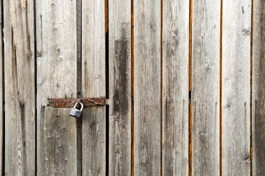 Ahşap kapıdaki eski kilit