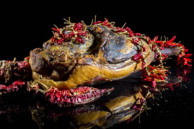 Kırmızı biberli füme jambon.