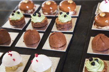 Masada bir sürü farklı tatlı var.