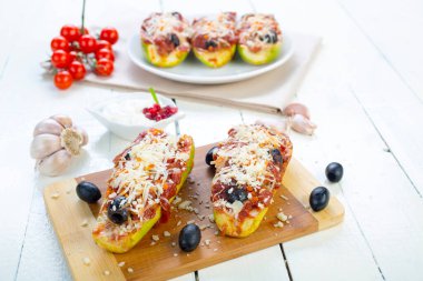 Et, domates ve peynirle doldurulmuş kabak.