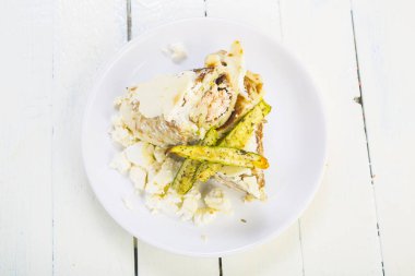 Kabaklı gözleme, et ve peynir.