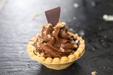 Mini çikolatalı tart. Yaklaş.