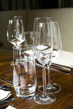 Ahşap masada boş camlar 