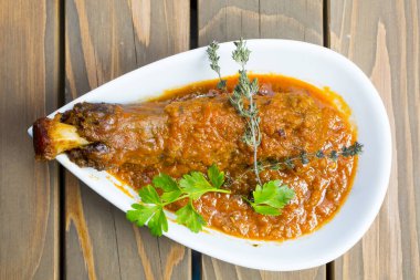 rustik ve doyurucu kuyruklu yahni yakın çekim