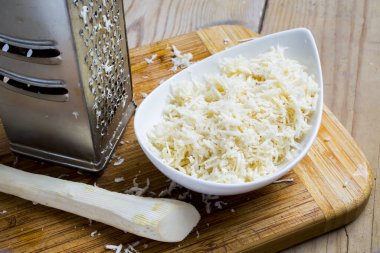 Mutfakta yaban turpu pişiriyorum.