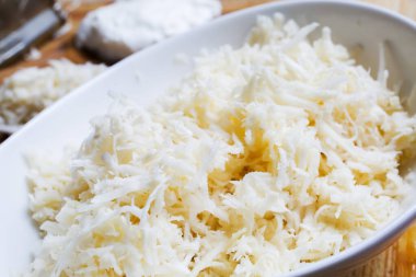 Mutfakta yaban turpu pişiriyorum.