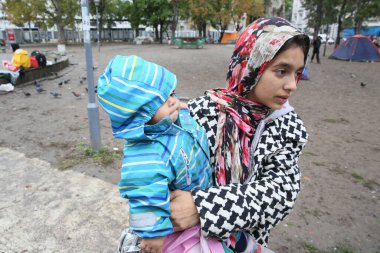 Sırbistan, Belgrad - Eylül 01,2015: Suriye'den istasyonu göçmenler Park'ta küçük bir şehre döndü. Bazı bile çadır, açık havada çoğu uyku sırasında bulundukları içinde kurup.