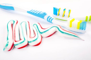 diş fırçası ve diş macunu beyaz zemin üzerine 