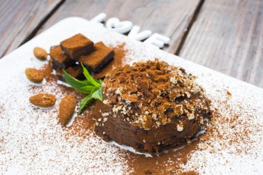 Çikolata mousse ile nane yaprakları