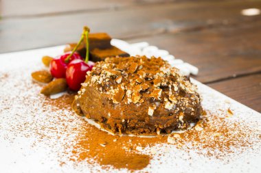 Çikolata mousse ile nane yaprakları