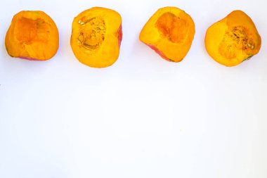 Beyaz arka planda olgun bir balkabağı dilimi kes 