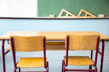 Okulda boş sınıf odası