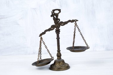 Tahta bir masada eski bir tartı, adalet ve bilgi kavramı