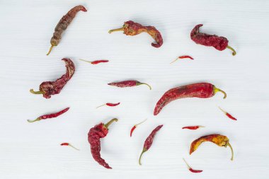 Beyaz arka planda kuru kırmızı biber.